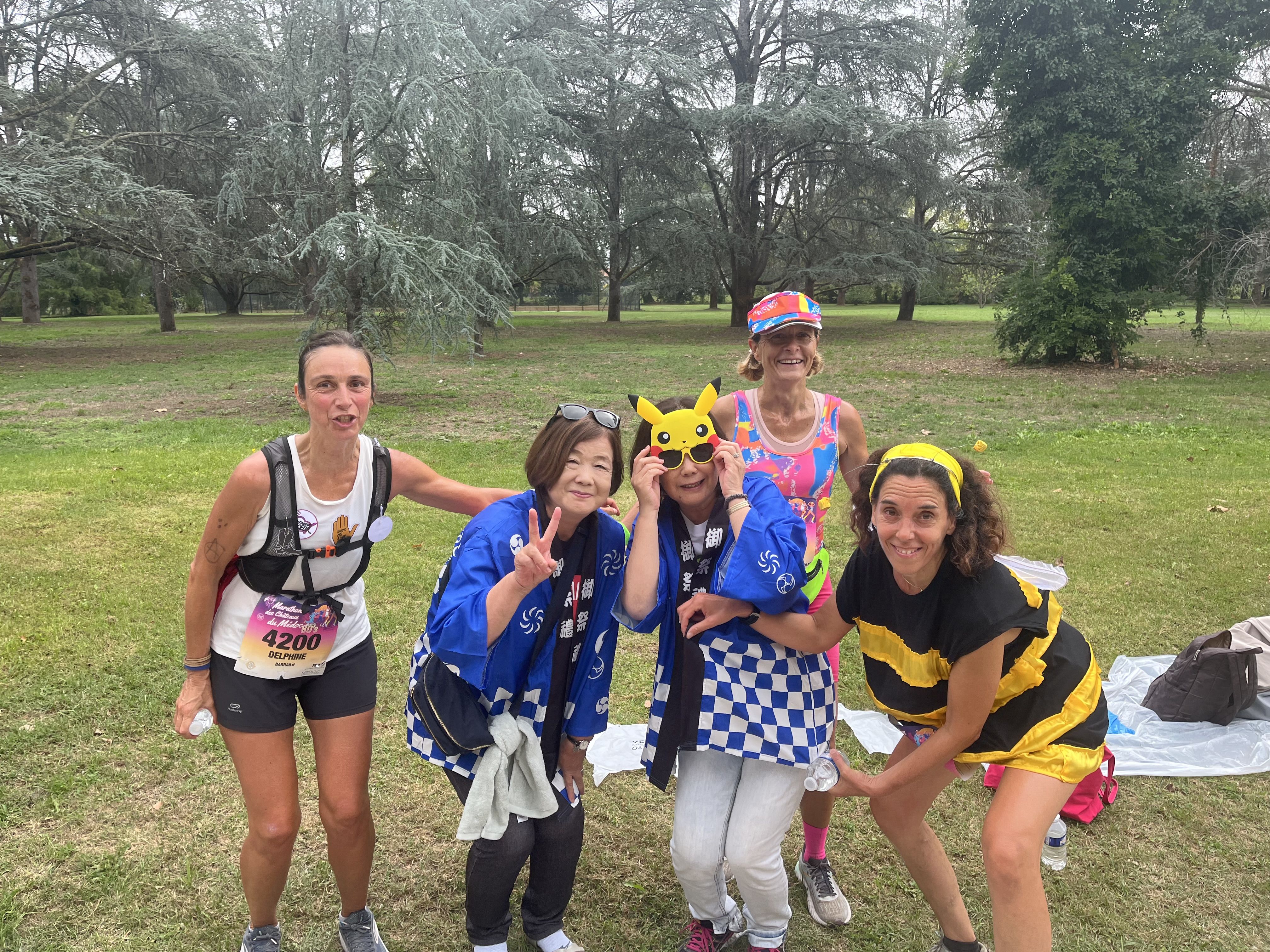 Delphine, Marie et Odile au marathon du Médoc avec deux coureuses japonaises